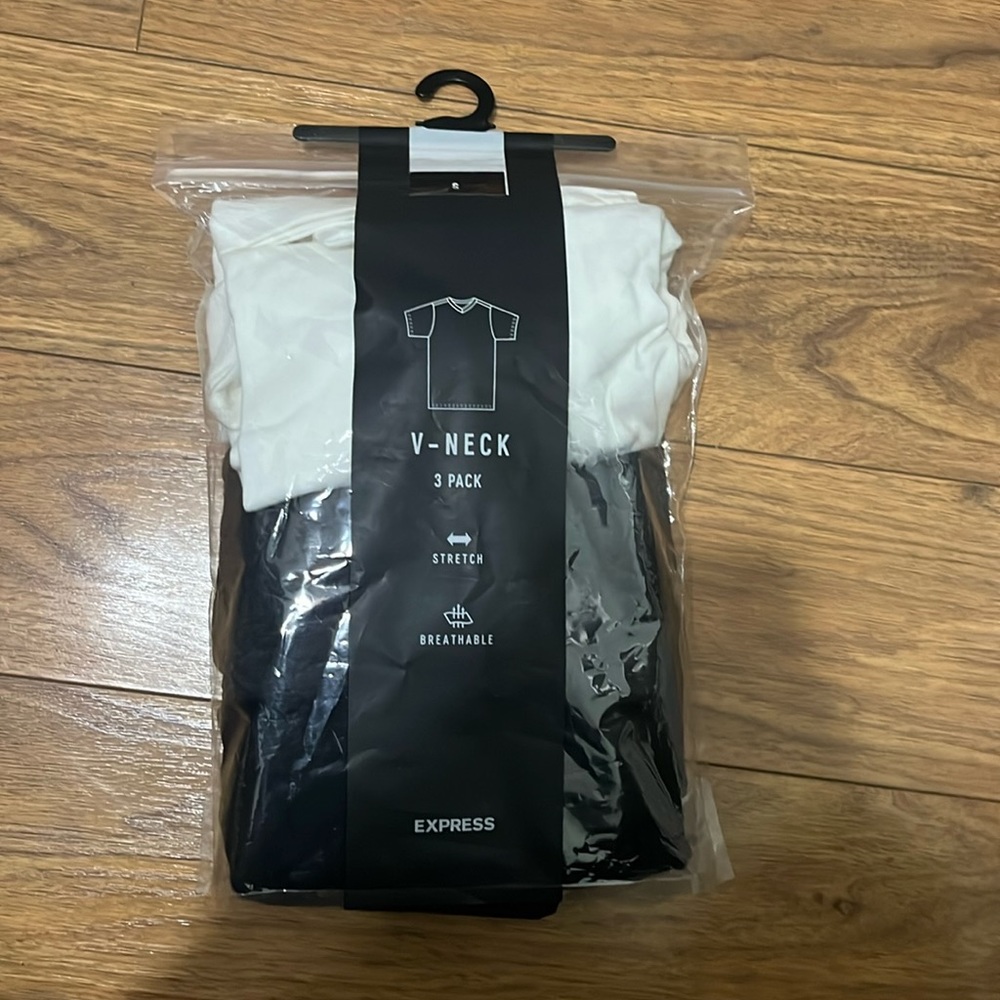 Men’s pack of 3 tshirt from Express. V-neck. Size small. White Grey Black